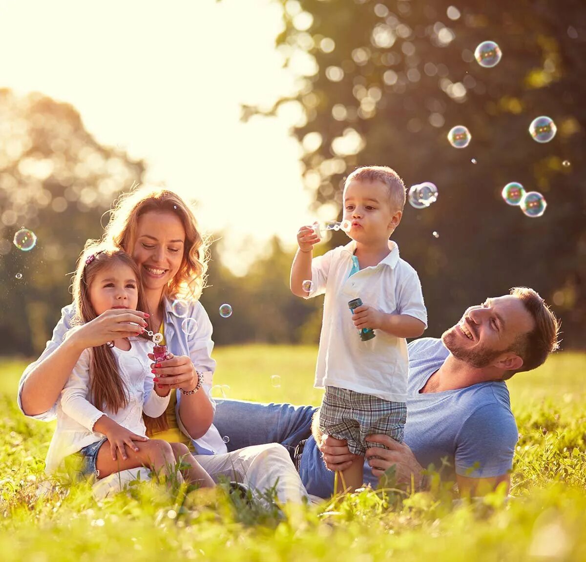 Счастливая семья на природе. Семья это счастье. Разные хобби. Времяпровождение с детьми. Семья отдыхает.