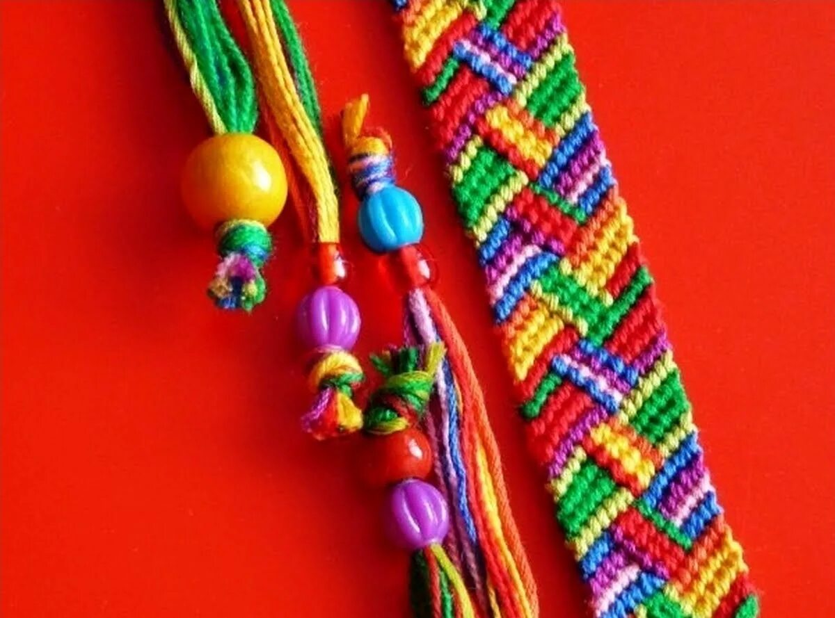Фенечки. Плетеные браслеты из ниток. Браслеты из нитей мулине. Фенечки сайт. Браслет фенечка.