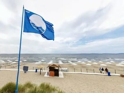 Пляж отмечен голубым флагом