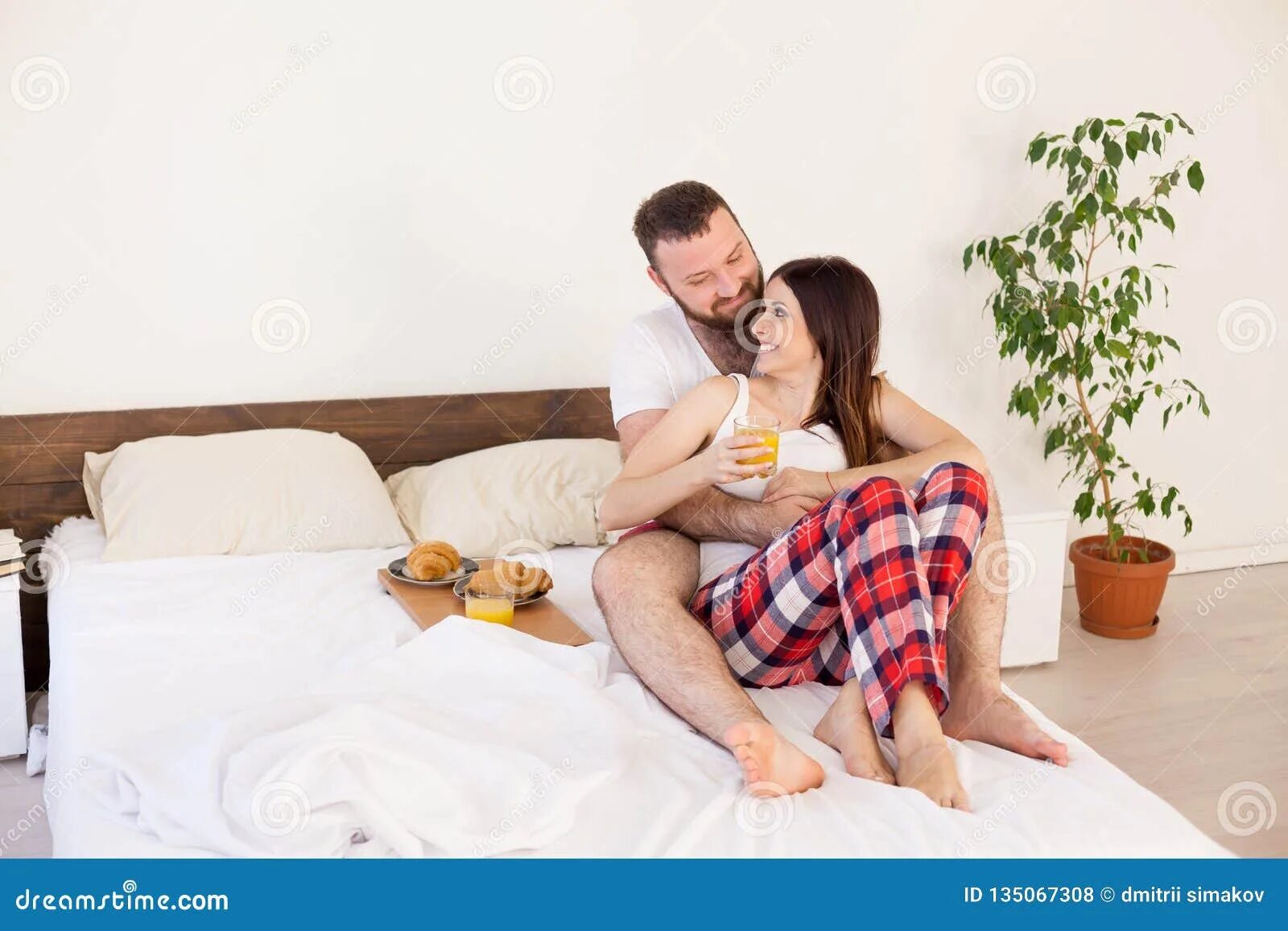 Муж и жена в постельке. Мужчина и женщина в постели. Супруги в кровати. Муж и жена утром в постели.