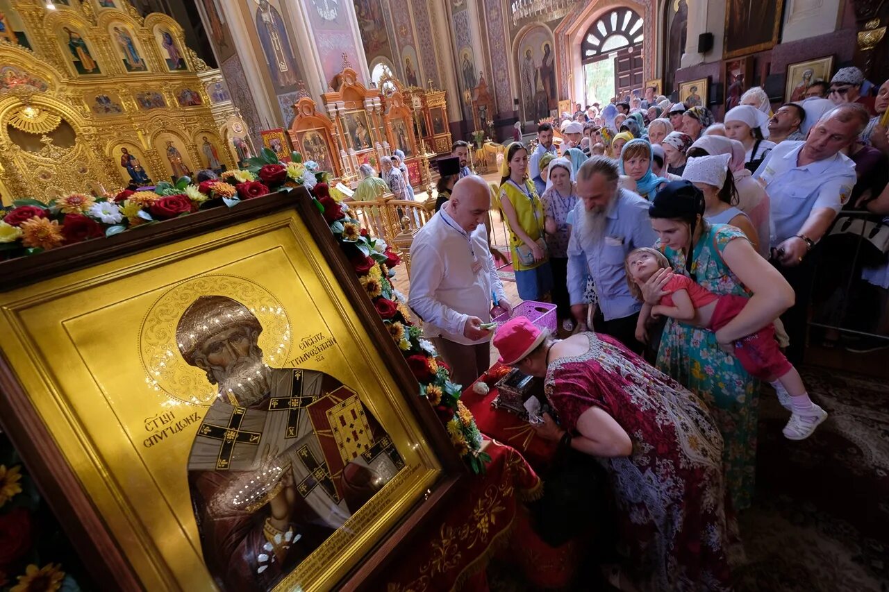 Греция мощи. Мощи Спиридона Тримифунтского на Корфу. Храм святителя Спиридона Тримифунтского в Москве.