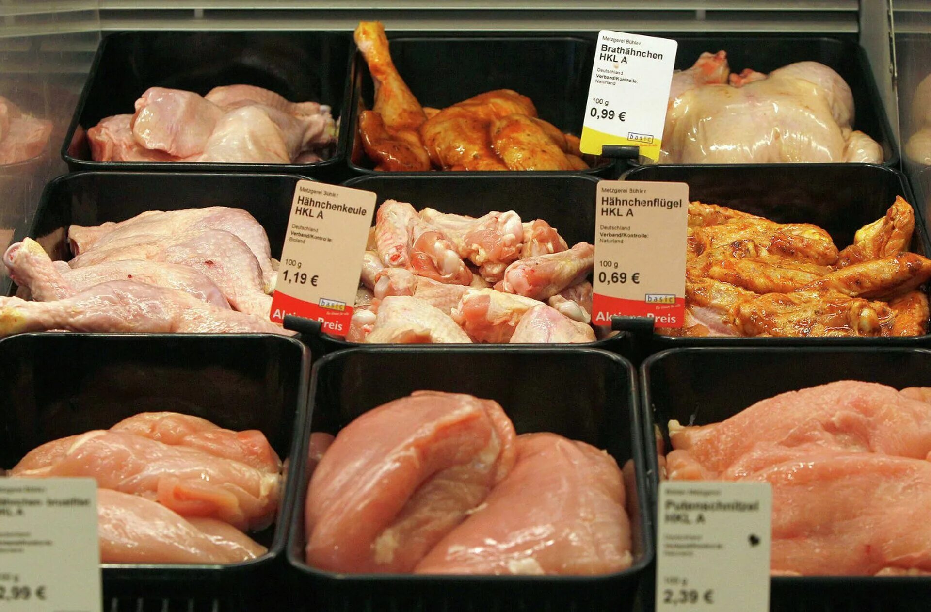 Курица в супермаркете. Курица в Германии. Мясо птицы «российское». Куры в Германии.
