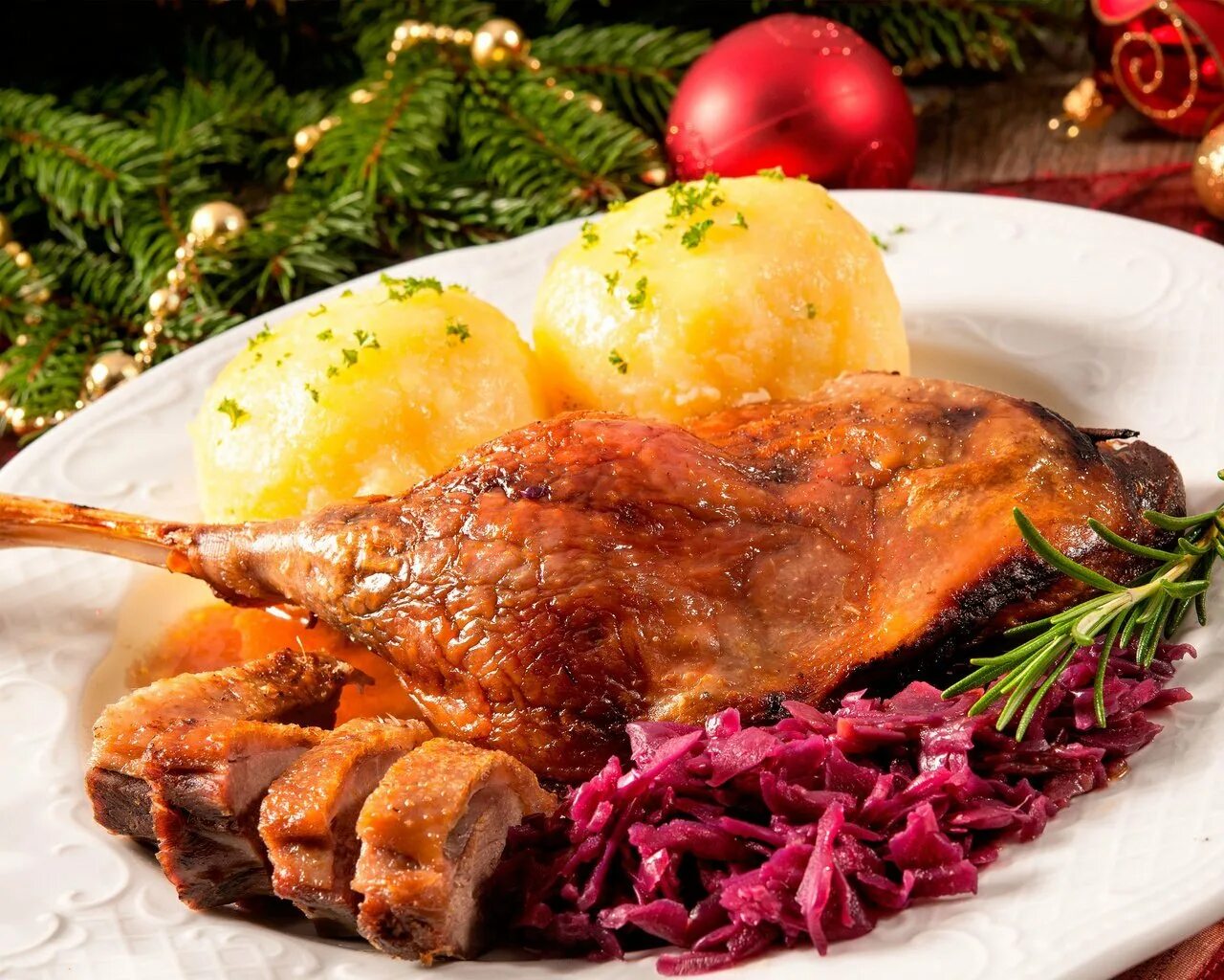 мясные рулеты «сливовая долина». новогодние блюда. фаршированная рождественская индейка. блюда из свинины на новогодний стол. новогодний мясной рулет.