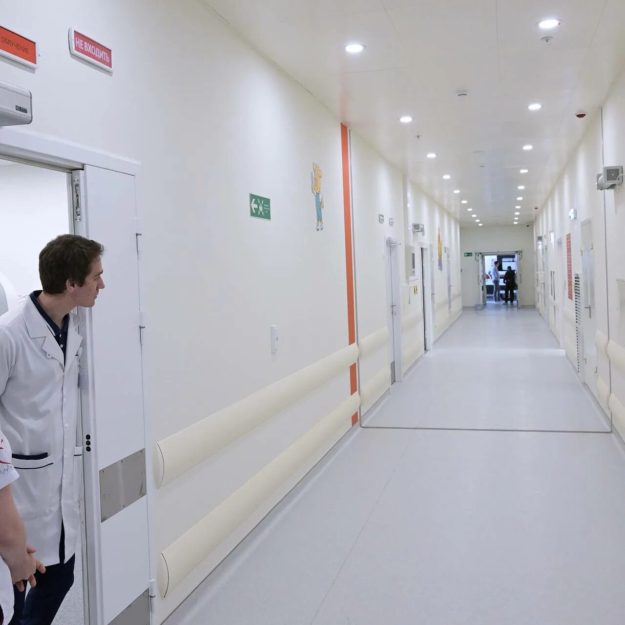 Работа в больнице коммунарка. Владимир путин в больнице в коммунарке. Коммунарка больница главная сестра. Работа в больнице коммунарка. Работа в больнице коммунарка.