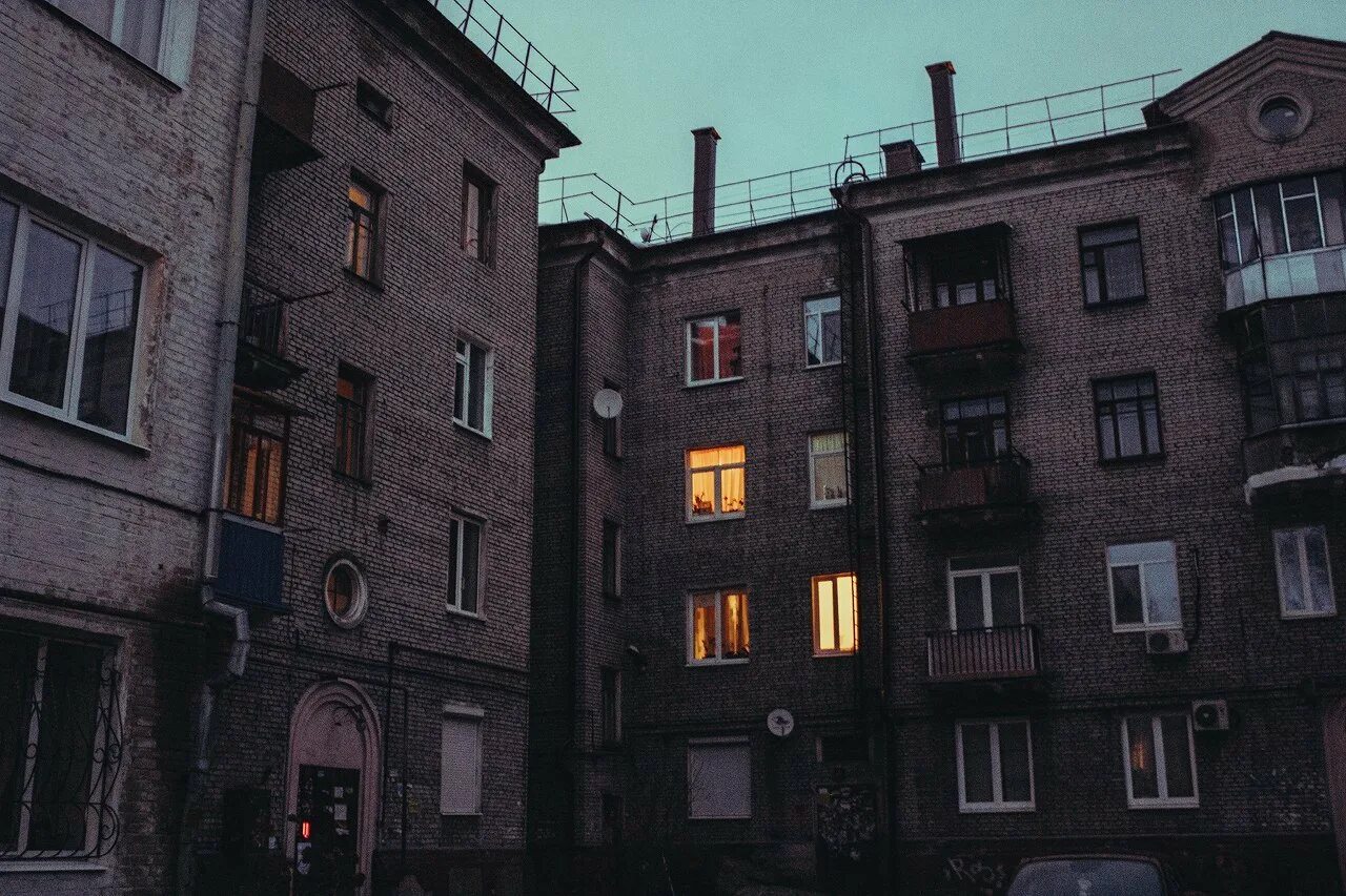 В девяносто пяти домах. Эстетика панелек ссср. дворы хрущевок. панельки пятиэтажки.