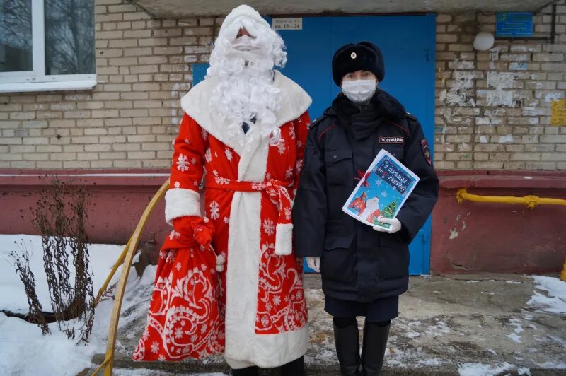 Новости сергиева посада подслушано. Сергиев Посад 2022. Полицейский дед Мороз. Полицейский дед Мороз акция. Дед Мороз Сергиев Посад.