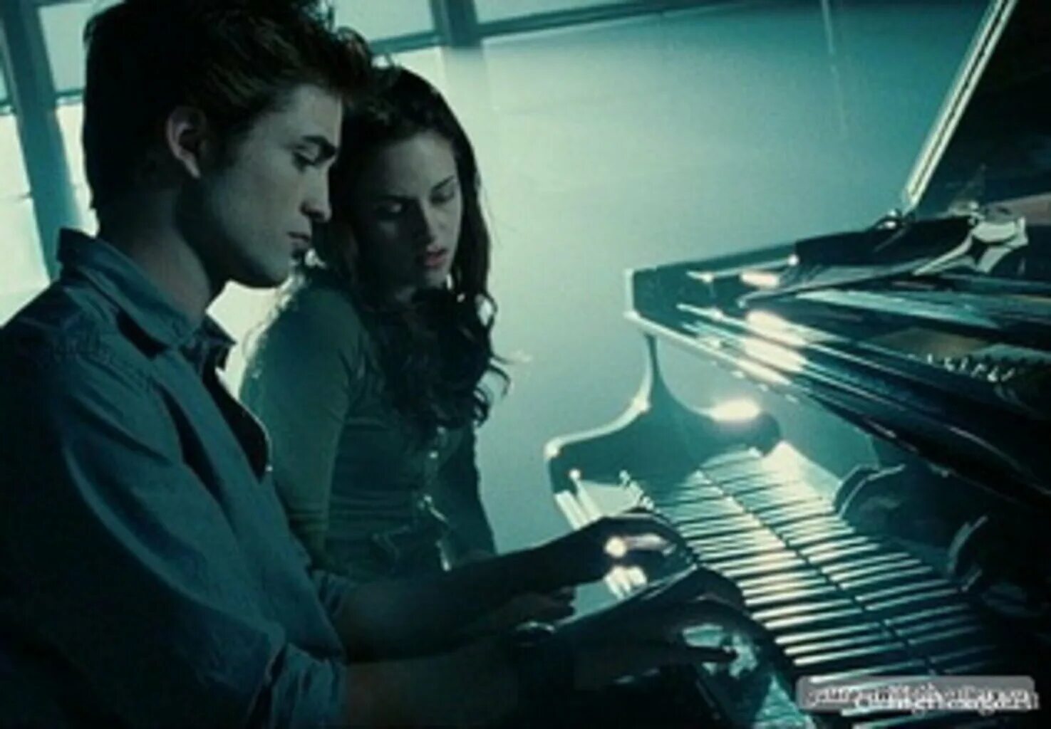 Bella's Lullaby. Twilight Carter Burwell. Клип играют на пианино