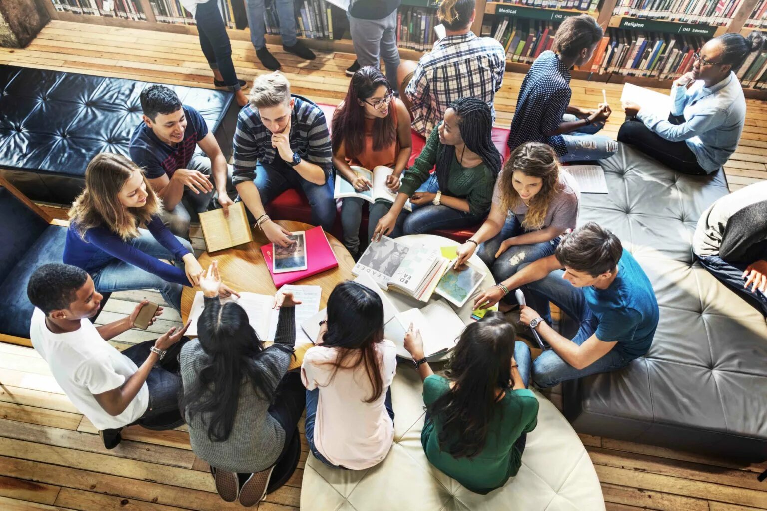 The students decided. Студенты в вузе. Креативные студенты. Творческие студенты. Университет студенты.