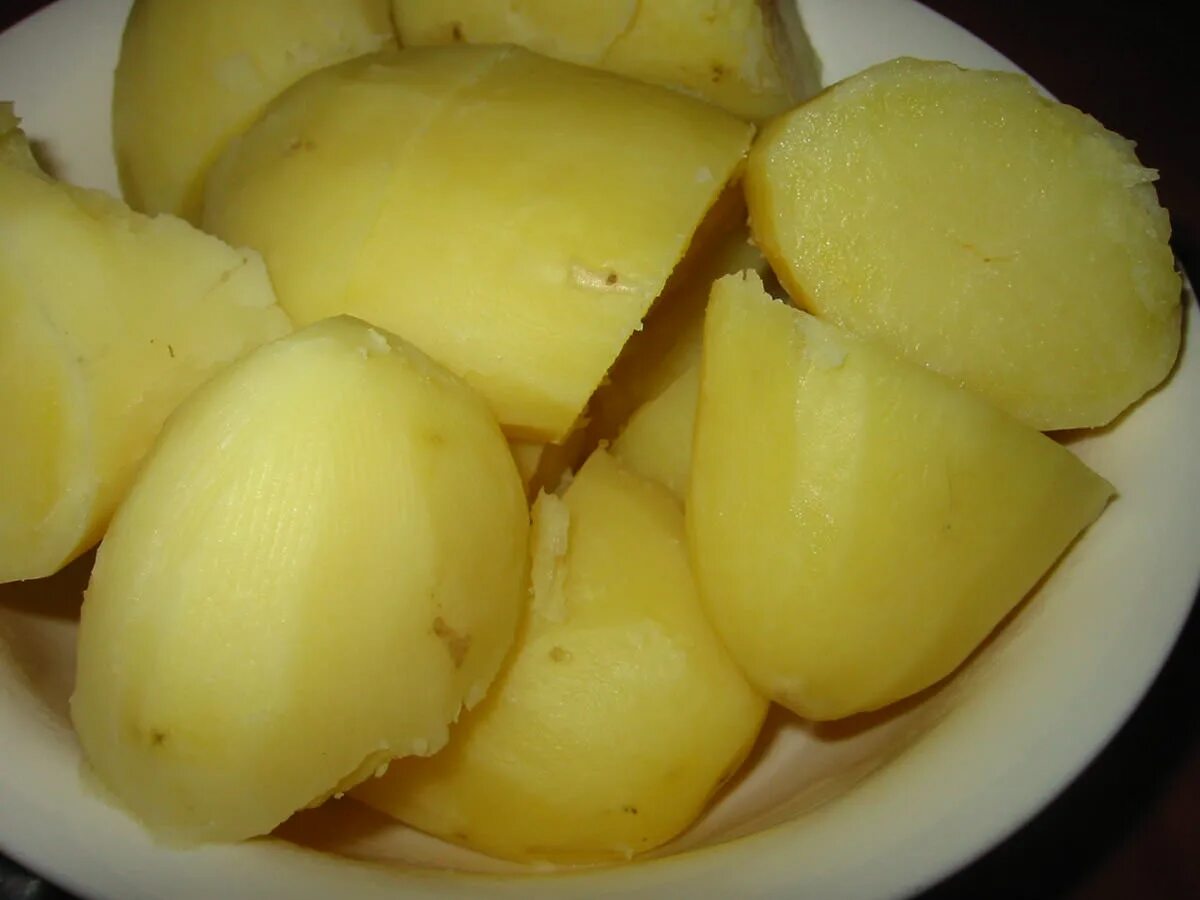 Картофель отварной с укропом. Вареный картофель. Вареная картошка без масла. Вареная картошка. Картошечка с маслом и укропом.