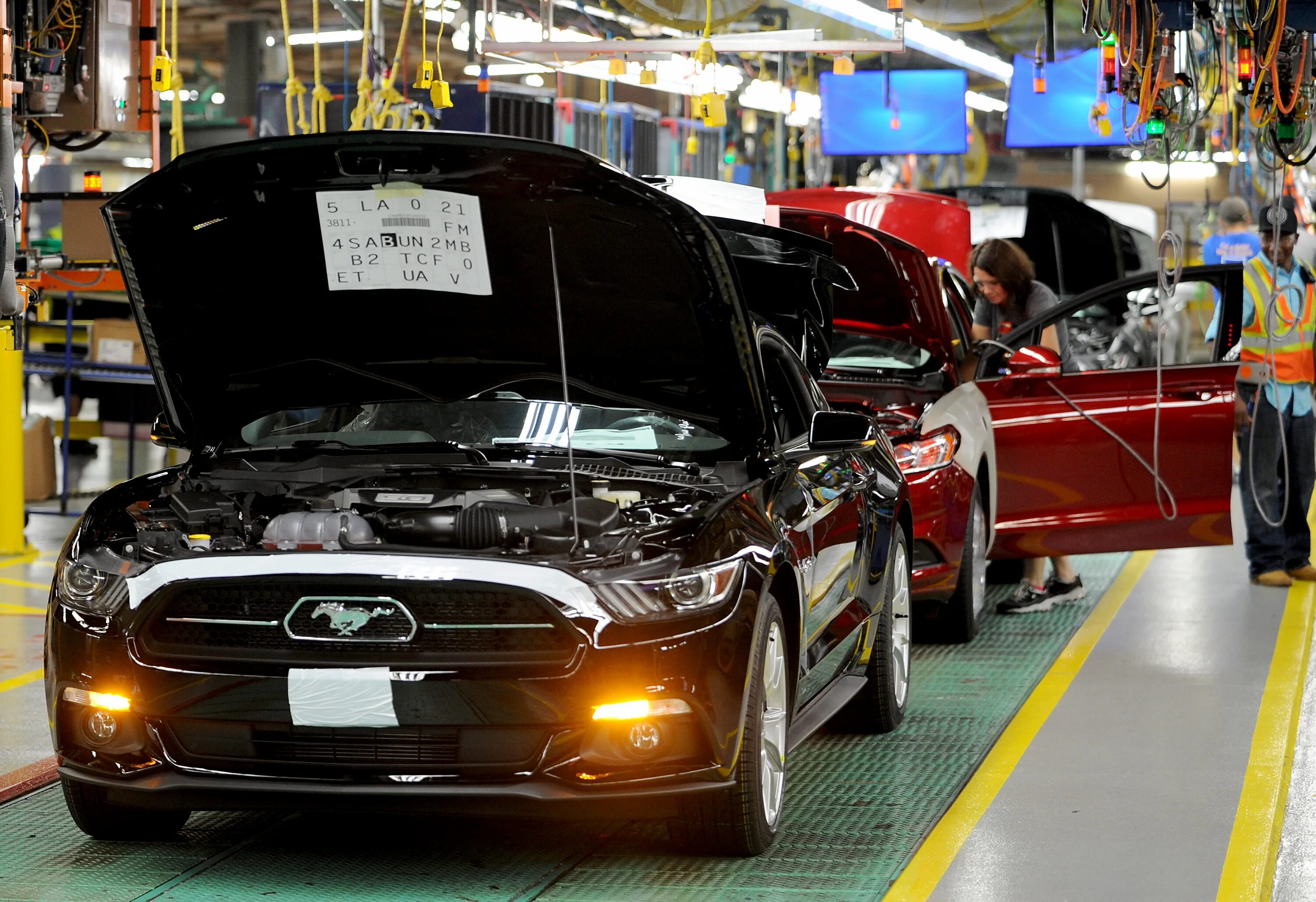 Мустанг производитель. Форд Мустанг завод. Мичиган "Ford". Ford Mustang автомобили производства Ford. Автосалон Мустанг.