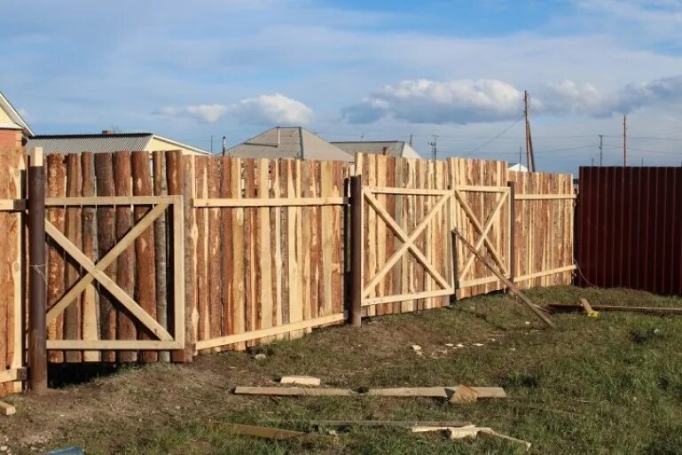 Временный забор на участке дешево. Временные деревянные заборы. деревянные ворота из горбыля. временный деревянный забор для стройки. забор из горбыля.