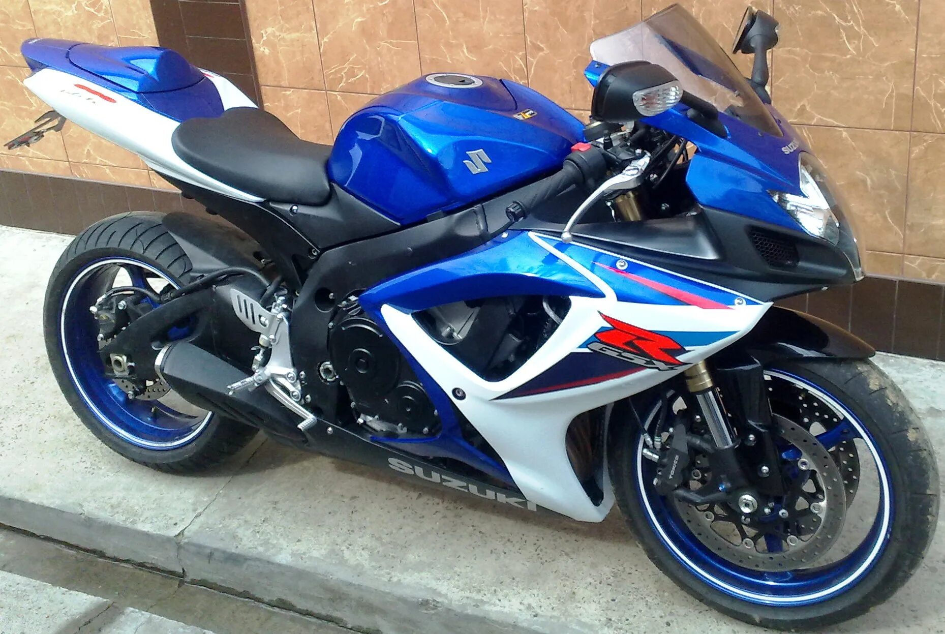 Сузуки джиксер 600. Мотоцикл Suzuki GSX-r600. Сузуки 600 куб GSX. Suzuki GSX R 600 кубов.