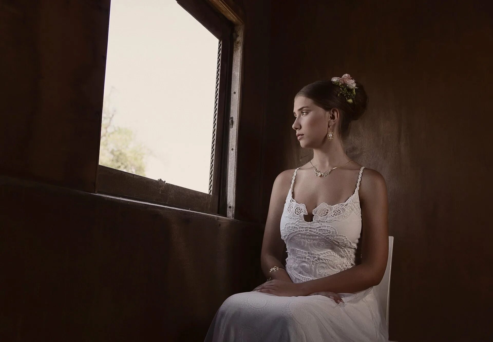 За окном белом платье. Грустная невеста. Невеста у окна. Одинокая невеста. Грустная девушка в свадебном платье.