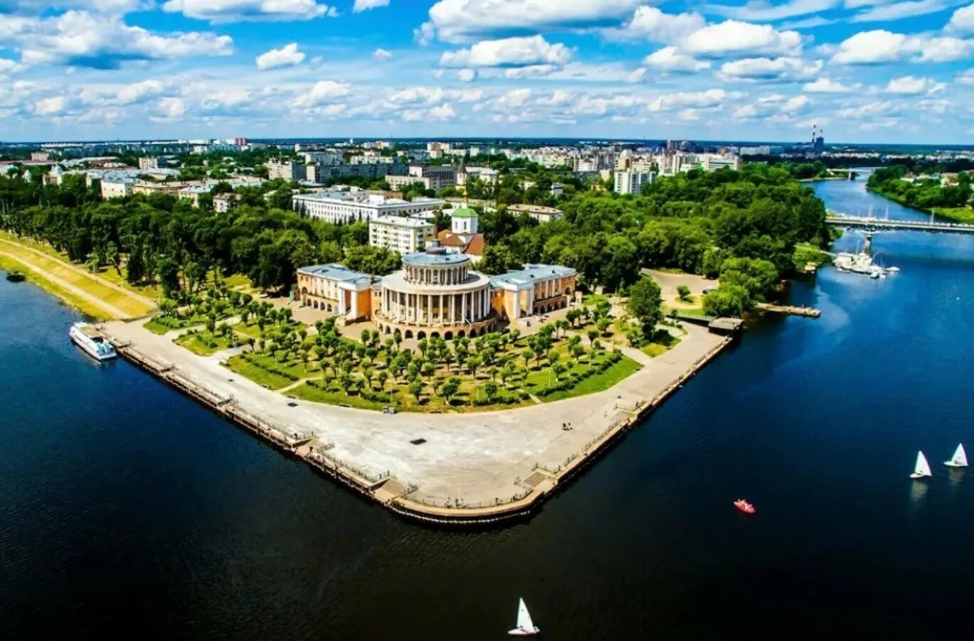 Тверь летнего. Версальский трезубец Тверь. Город Тверь. Городской округ город Тверь. Тверь центр города.