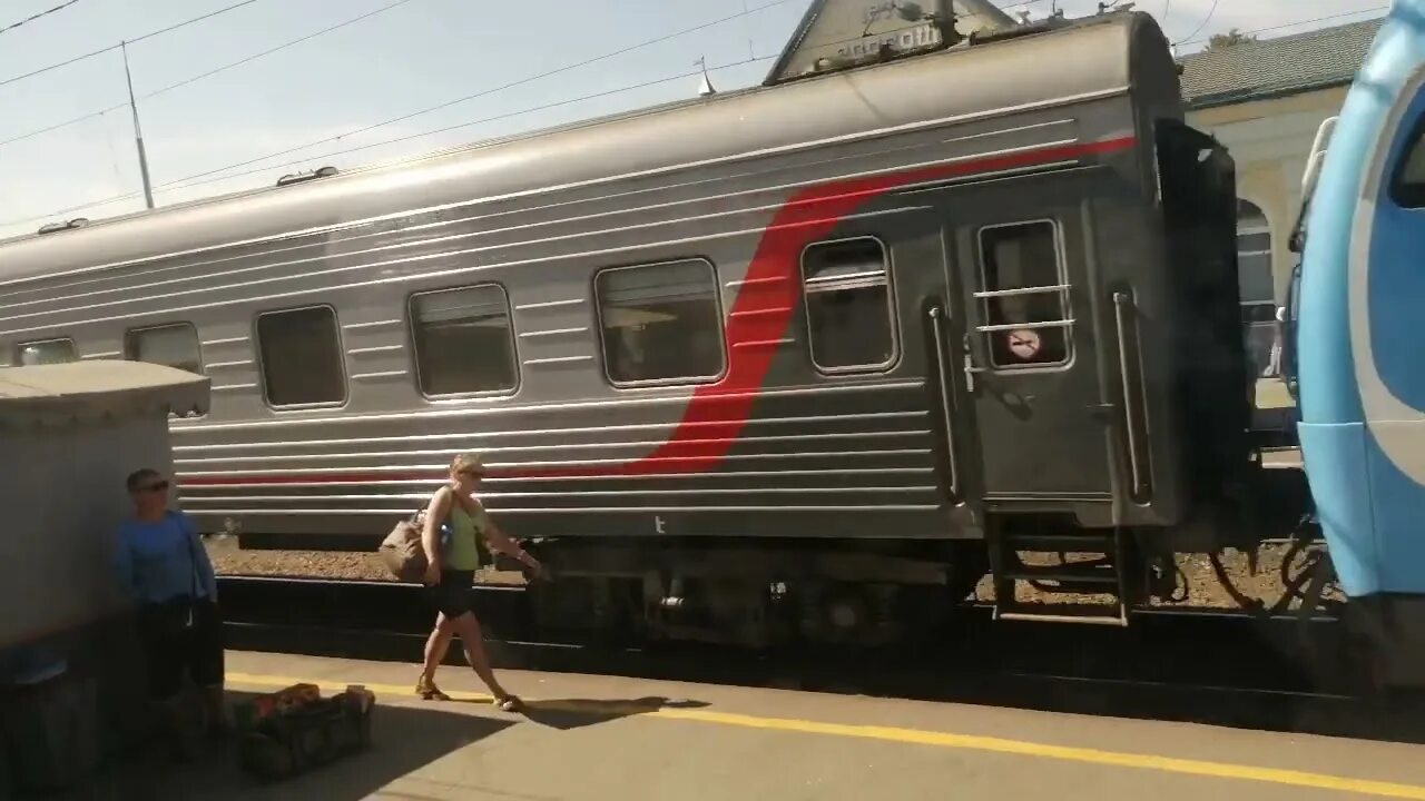 Пассажирский вагон пригородный. Поезд сыктывкар кослан. Поезд сосногорск новороссийск. Чс4т 243. Пассажирский поезд чс7 223.