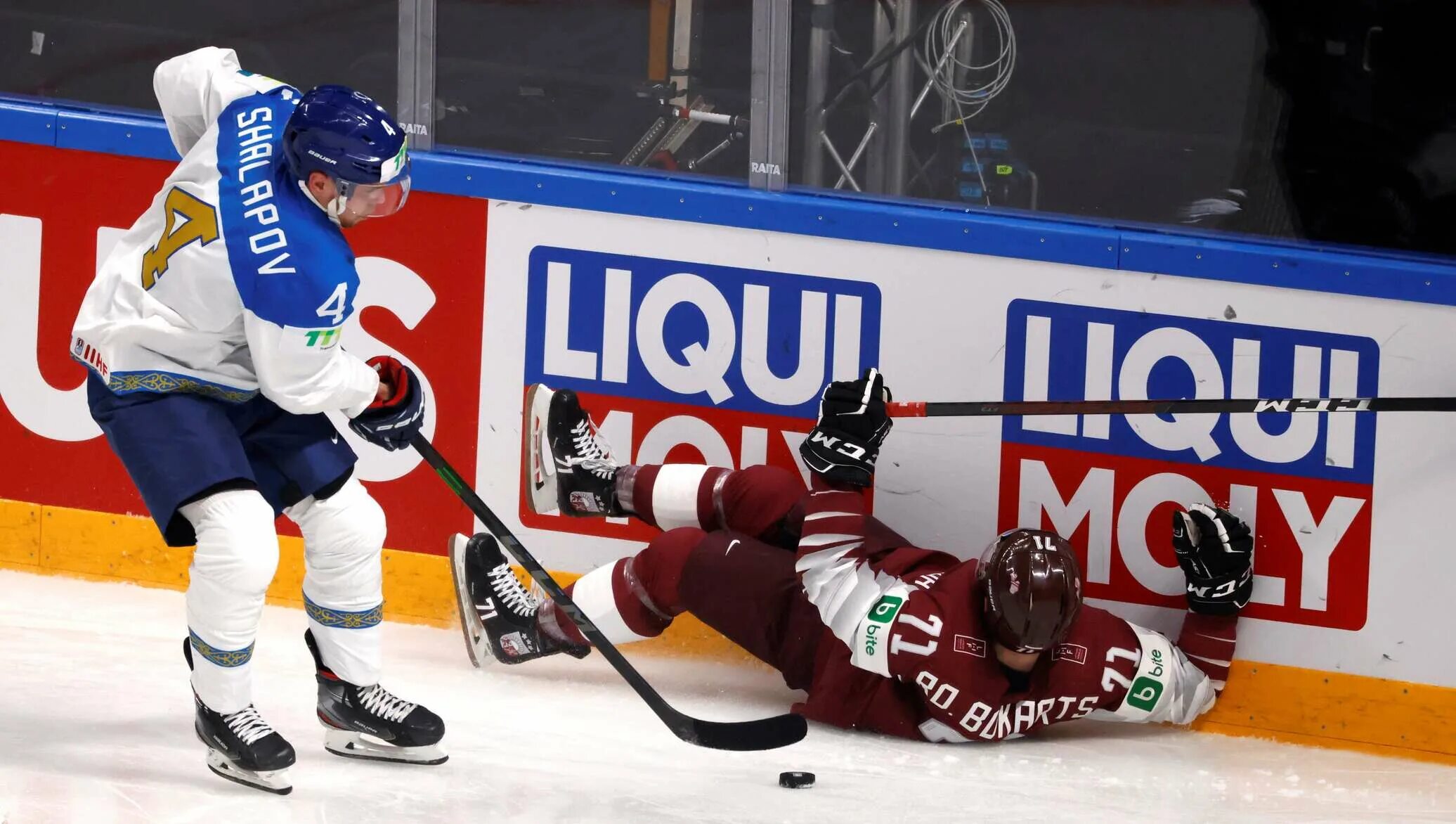 Хоккей. Сборная казахстана хоккей. Казахстан латвия чм. Казахстан латвия хоккей. Казахстан латвия чм.