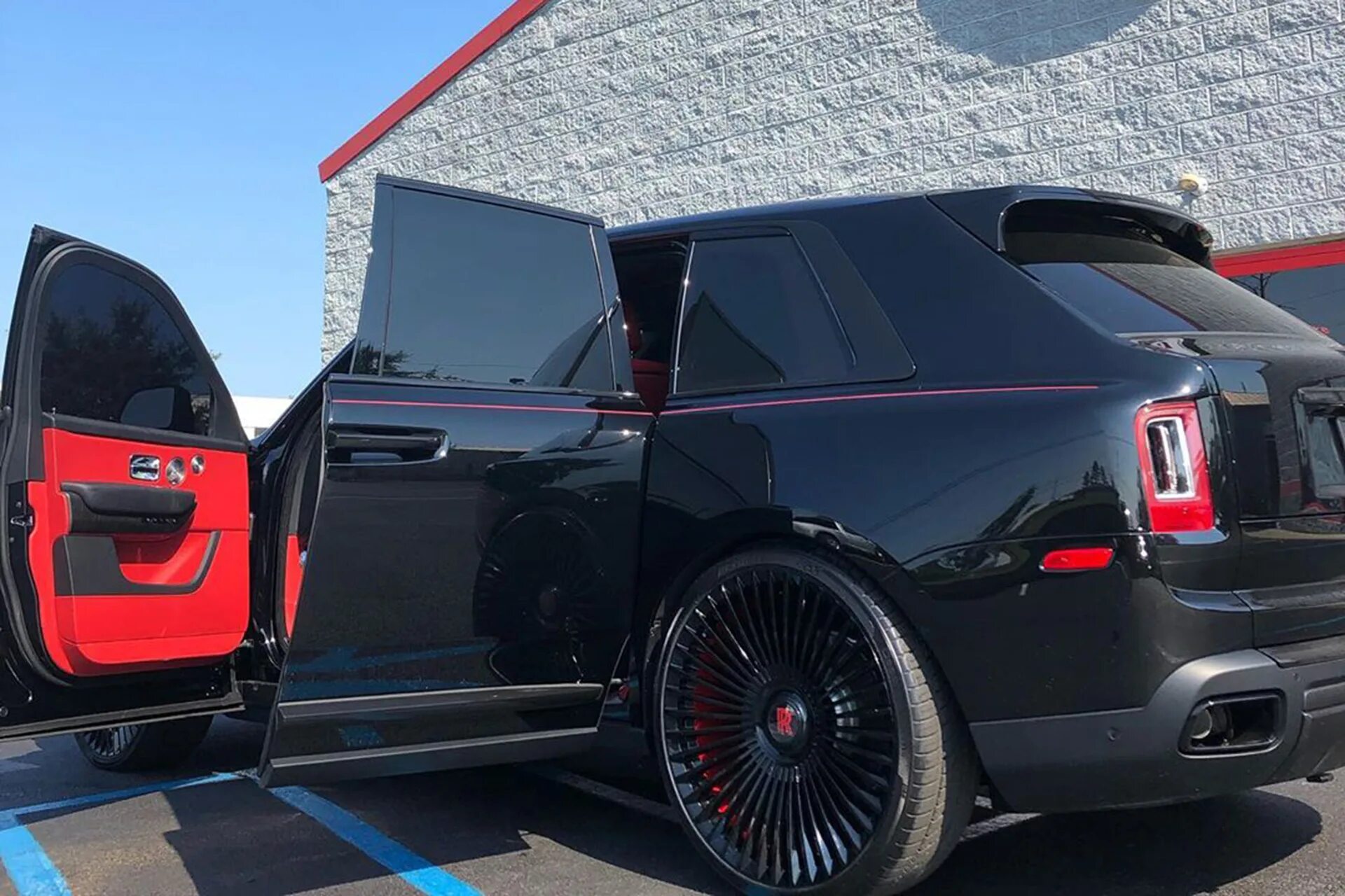 Роллс ройс калинов. Rolls Royce Cullinan Wheels Black Forgiato. Тюнингованный Роллс Ройс Куллинан. Rolls Royce Cullinan Black Tuning. Rolls Royce Cullinan Tuning 2021.