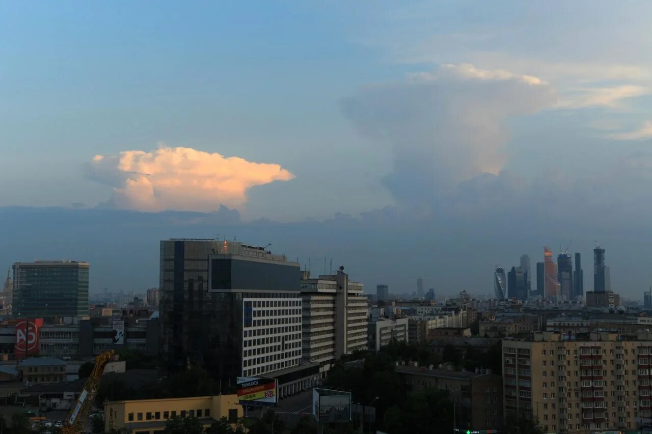 Москва туча над Москвой. Облака над Москвой. Странные облака над Москвой. Ядерный гриб над Москвой.