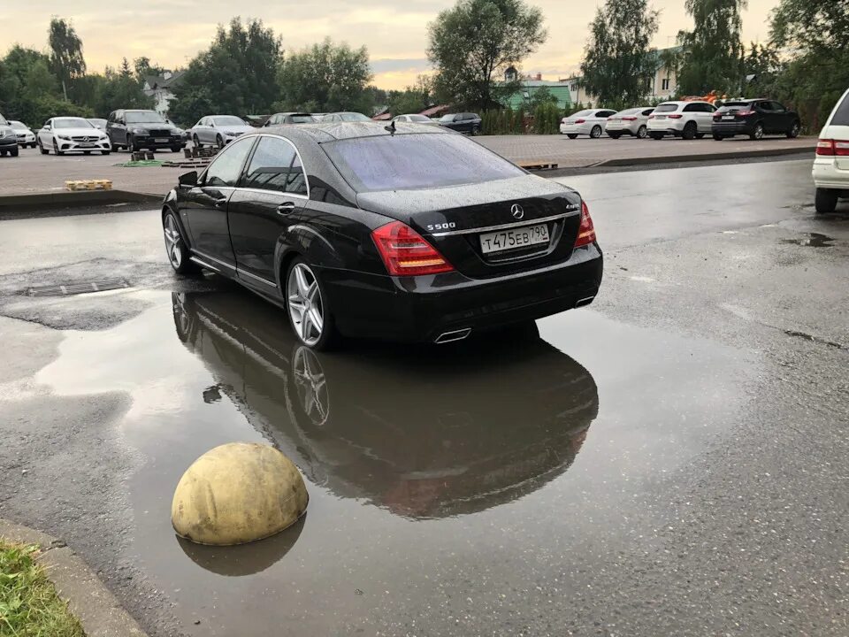 Лючок в салон мерседеса 221. Замок капота w212 рестайлинг. Mercedes w221 багажник. Mercedes-benz, e 200 вскрытие капота. Мерседес 221 пластмассовая крышка замка капота.