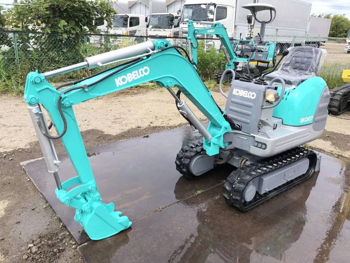 Японский мини экскаватор. Kobelco sk007. Мини-экскаватор Kobelko sk042. Sk007 экскаватор. Мини экскаватор Kobelco sk15.