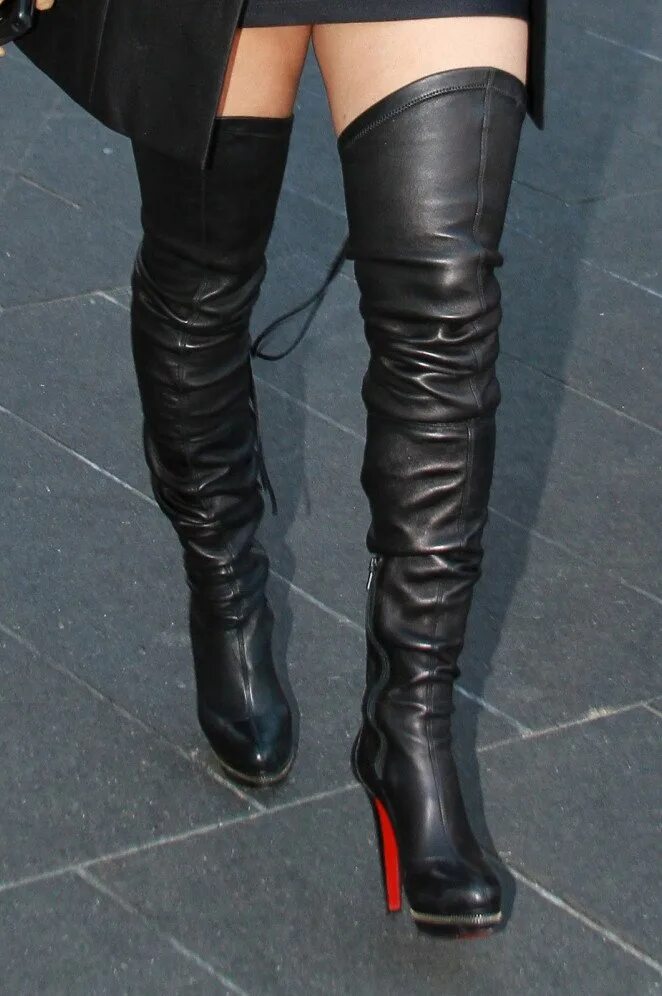 Грубые ботфорты. Ботфорты замшевые christian louboutin. christian louboutin ботфорты женские. louboutin cl boot. christian louboutin ботфорты с круглым носом.
