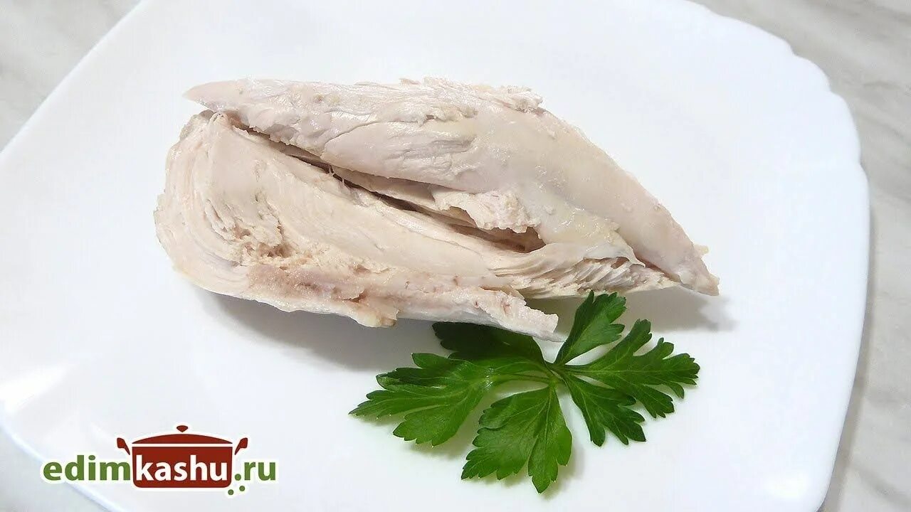 Варим грудку куриную филе. Отварная грудка. Отварная куриная грудка. Куриное филе вареное. Куриное филе отварное.