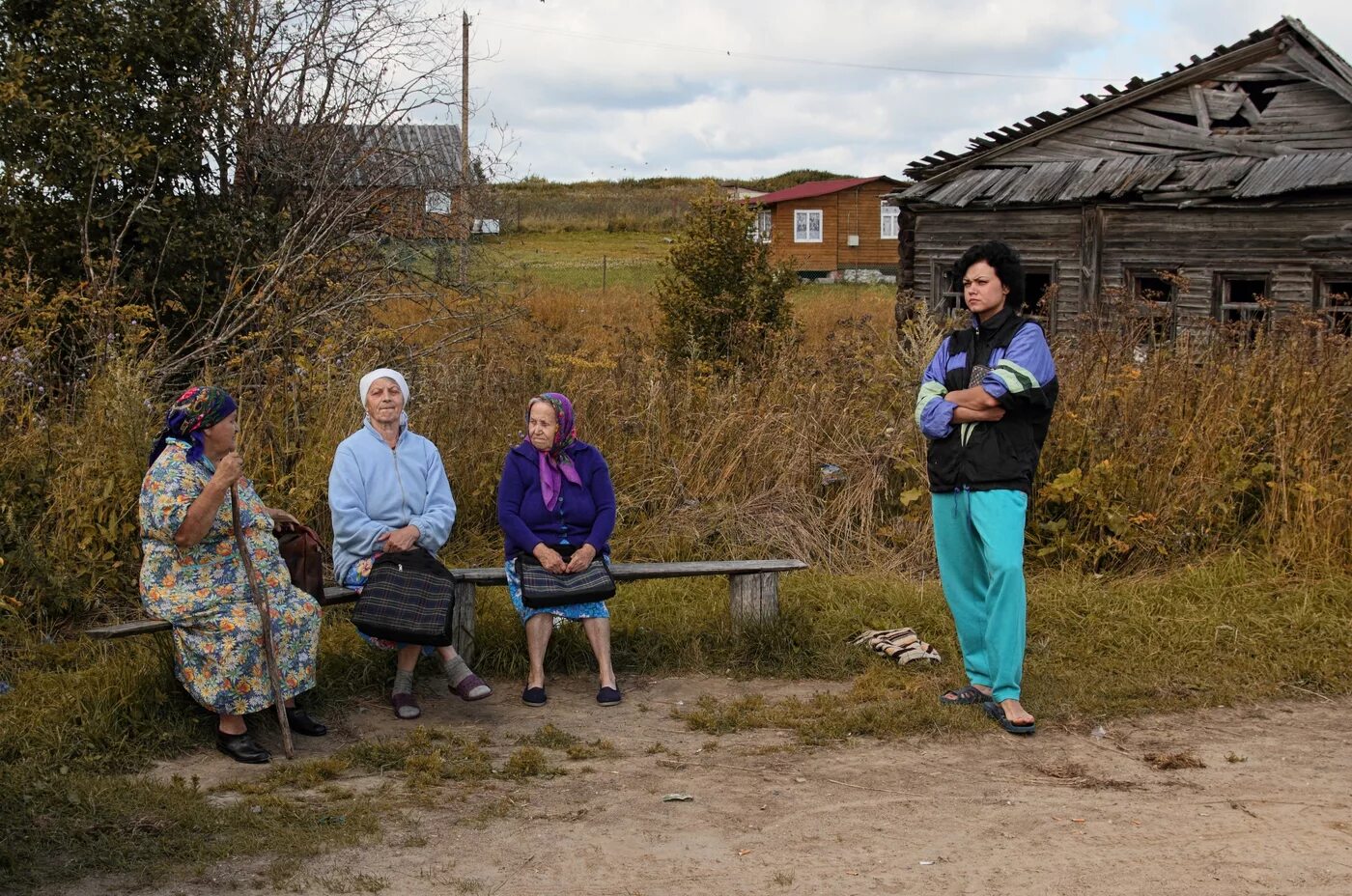 Переехали из города в село. Деревенские люди. Жители сельской местности. Деревня жителей. Городской житель в деревне.