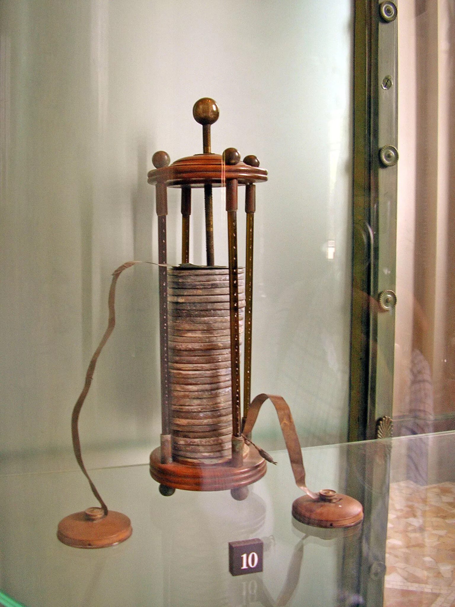 Алессандро вольта вольтов столб. В 1800 году Алессандро вольта «вольтов столб». Батарея Алессандро вольта. Гальванический элемент Алессандро вольта. First battery