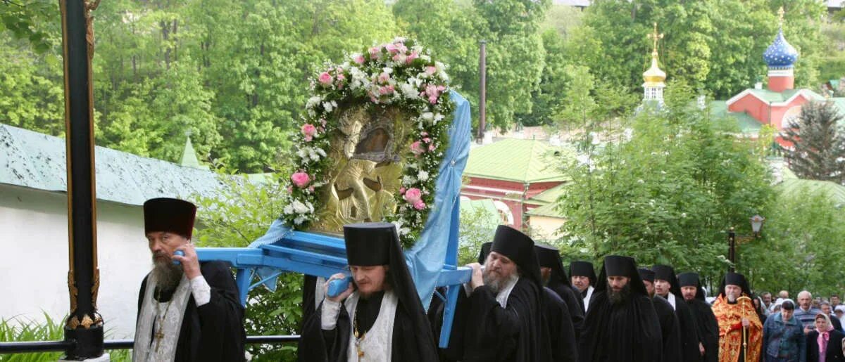 Псково-печерский монастырь иконы монастыря. Иконостас псково печерского монастыря. Иконы в псково печерском монастыре. Иконы в псково печерском монастыре. Иконы псково-печерского монастыря.