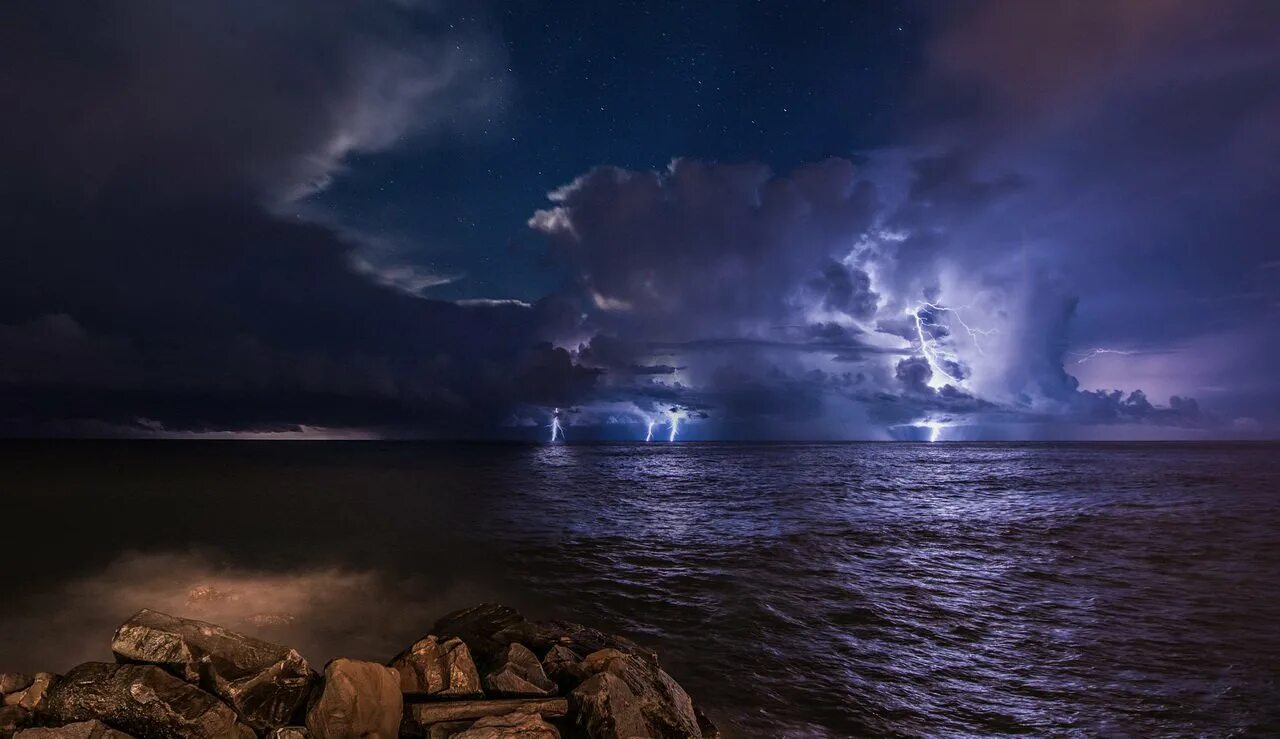 Ночное море. В голубой мгле лунной ночи вздымаются. В голубой мгле лунной ночи вздымаются. Ночной пейзаж. В голубой мгле лунной ночи.