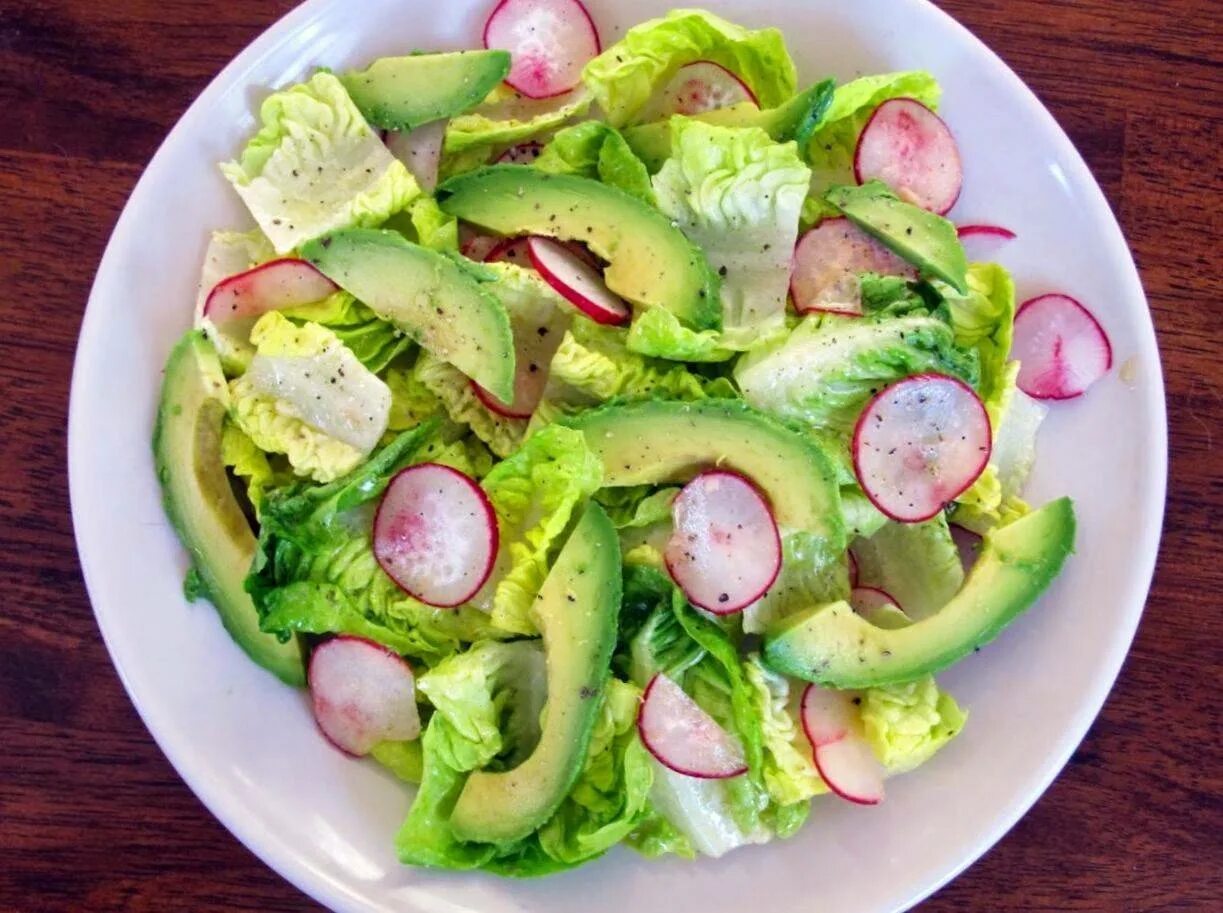 Салат из авокадо рецепт простой и быстрый. Салат из авокадо рецепт простой и быстрый. Салат с авокадо и овощами. Греческий салат на праздничный стол. Овощной салат с авокадо.