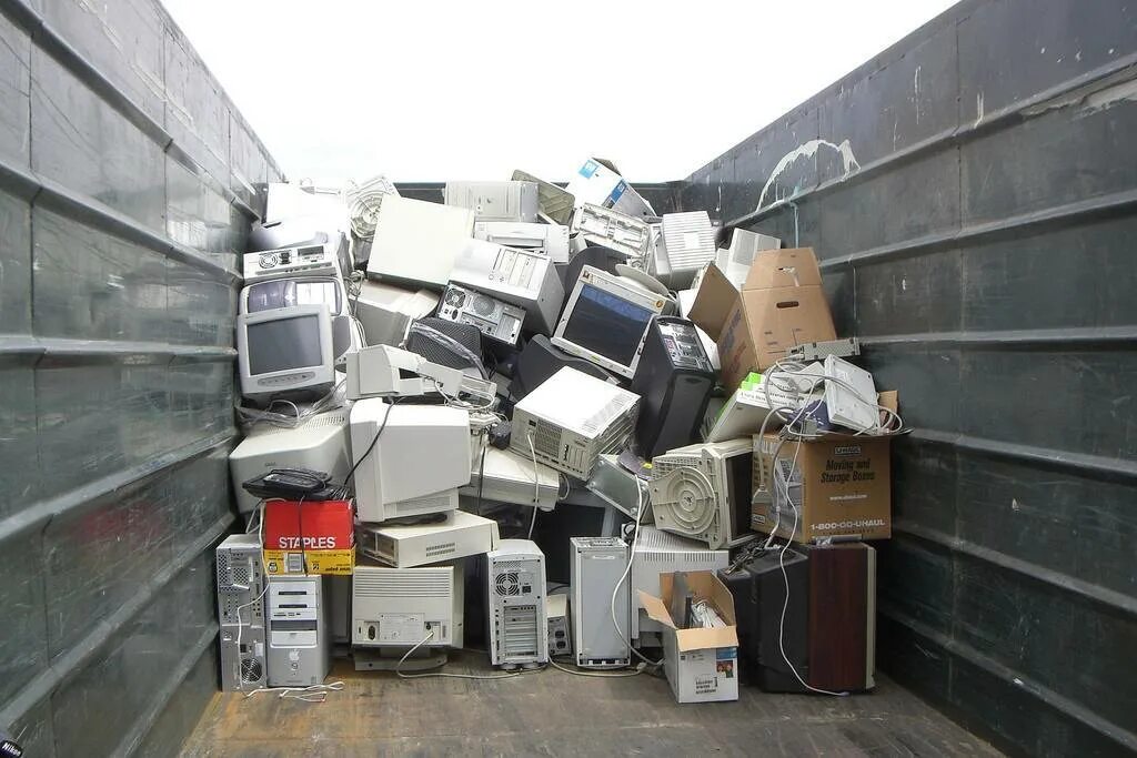 Свалка электроники. Утилизация бытовой техники. Свалка компьютеров. Бытовая техника на свалке. Куда утилизировать технику.