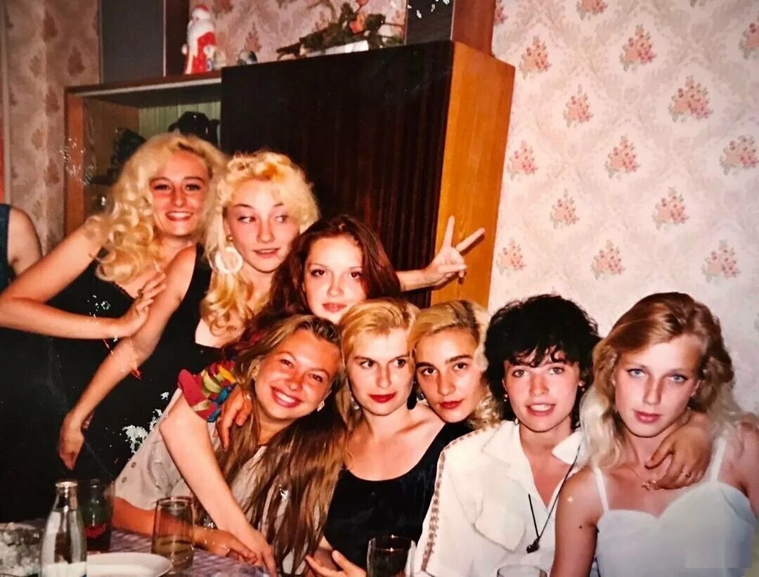 Девушки 90-х. Вечеринка в стиле. Студентки 90-х. Вечеринка в стиле 80-90х. Стиль 90х.