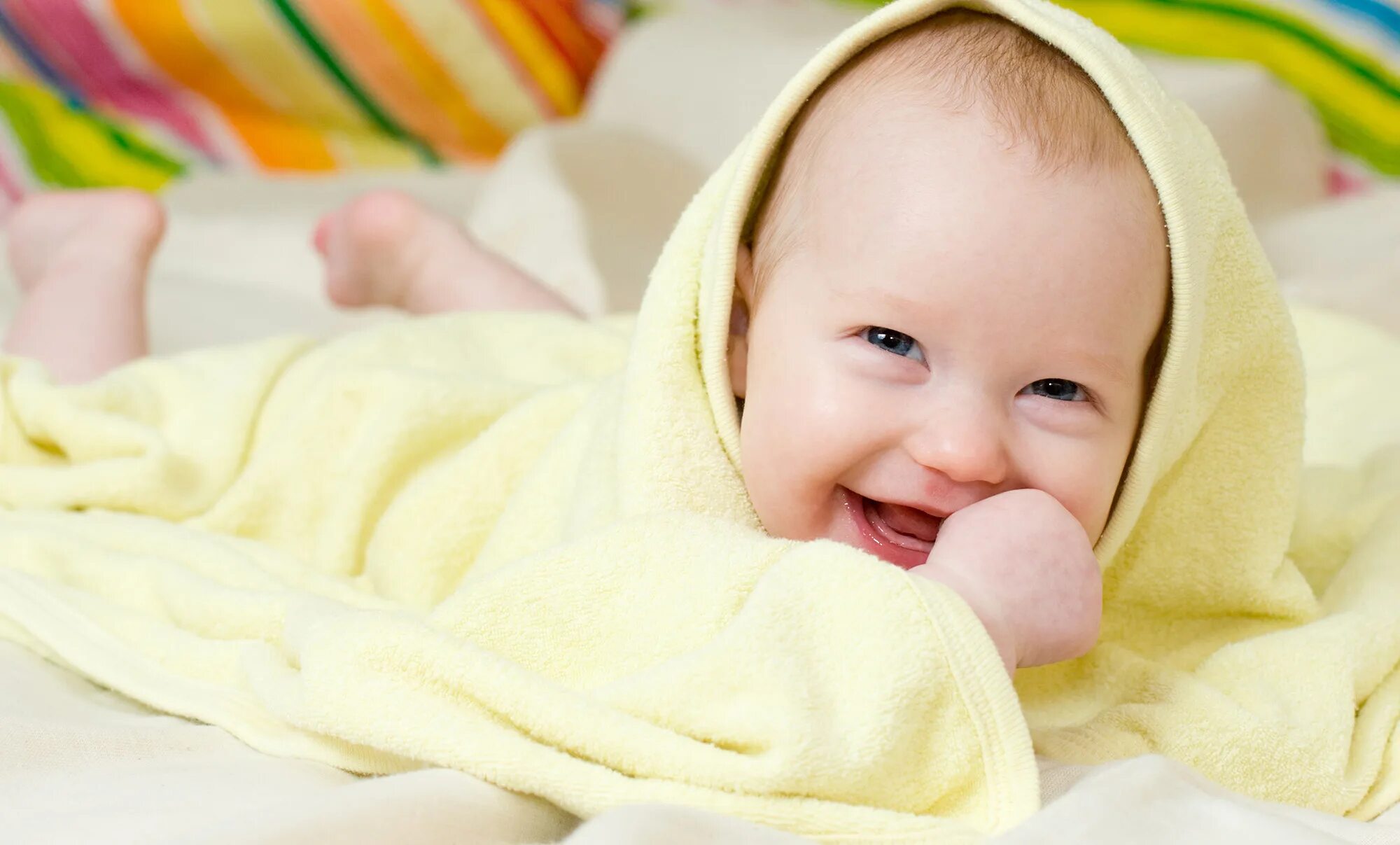 Первая улыбка ребенка. Малыш улыбается. Грудной ребенок улыбается. Новорожденный ребенок. Маленькие дети.