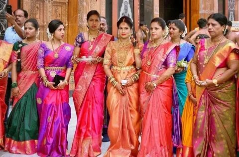 Моншадағы киім ауыстыратын бөлмеде жалаңаш әйелдер