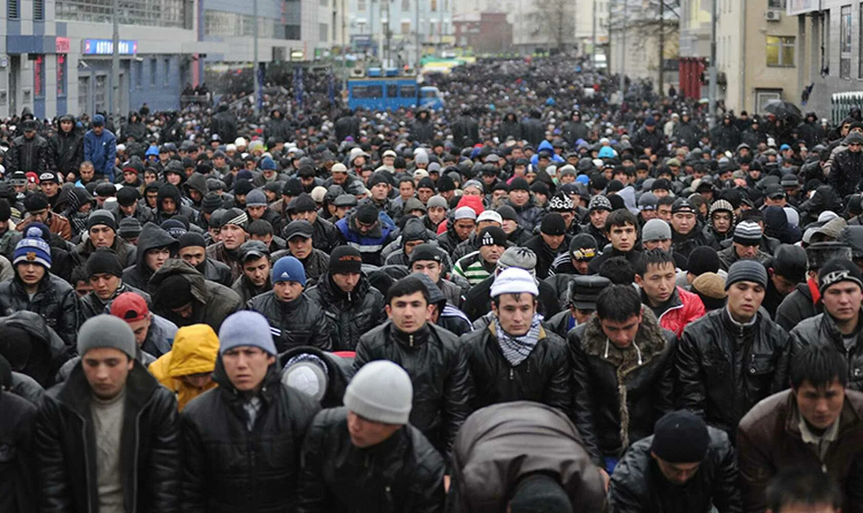 Сколько таджиков на сво. Таджики мигранты в Москве. Трудовая миграция кыргызстанцы в Москве. Толпа мигрантов в Москве. Гастарбайтеры в России.