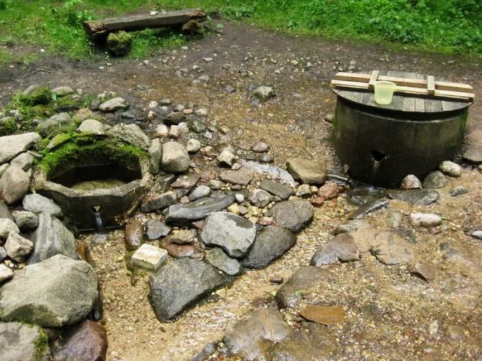Природная родниковая вода. Шапсугская родник мёртвая и живая вода. Родник с питьевой водой. Серебряный родник шапсугская. Родник студеный ключ токмакла.
