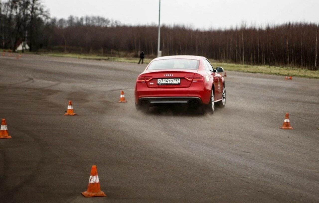 Курсы экстремального вождения. Экстремальное вождение обучение. Учебная машина зима. Учебный автомобиль. Школа экстремального вождения.