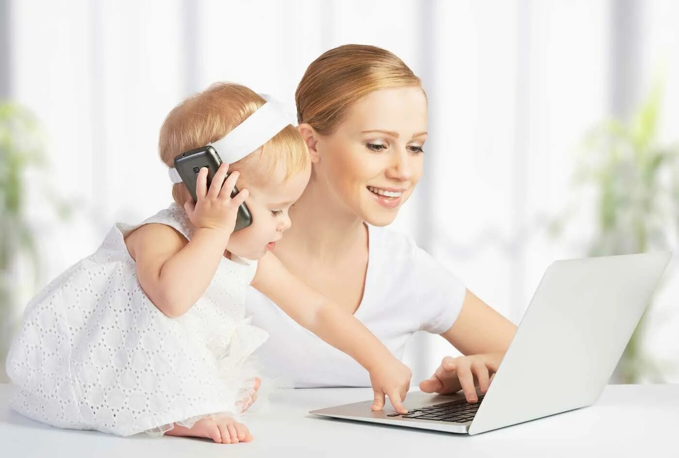 Женщина с ребенком за компьютером. Мама за компьютером. Мама с ребенком и ноутбуком. Успешная мама с ребенком.
