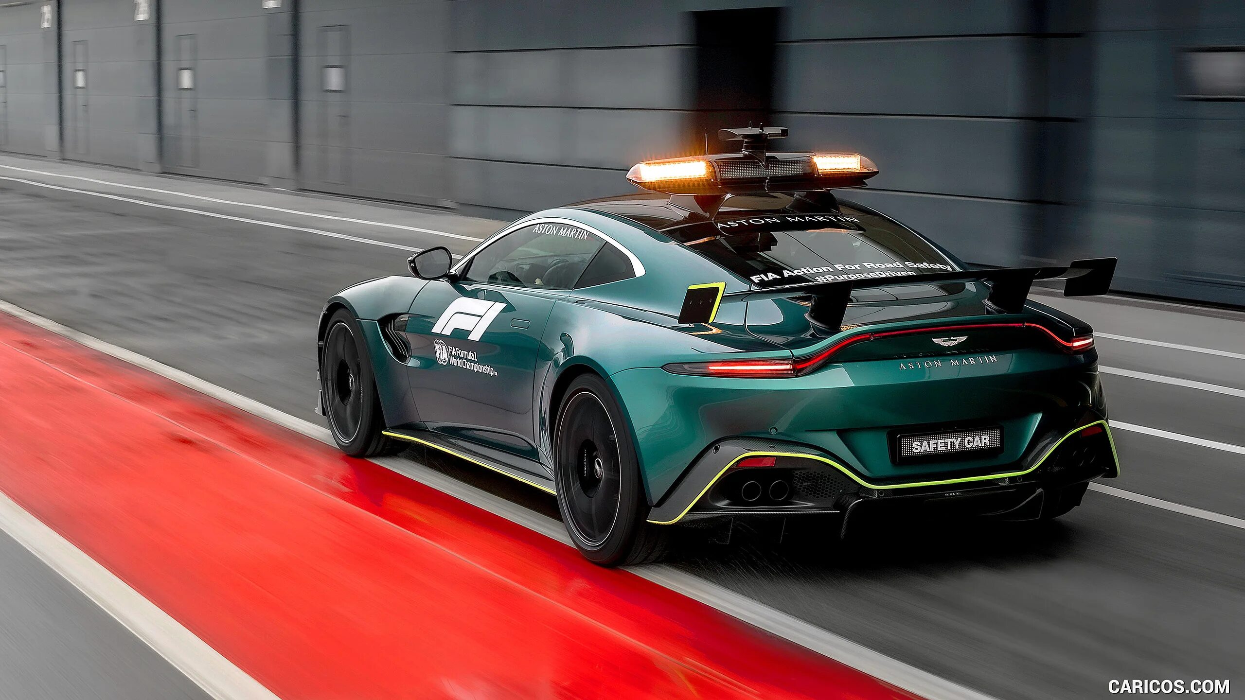 Автомобиль безопасности формула. Aston Martin Vantage f1. Aston Martin Safety car f1 2021. Aston Martin f1 Safety car.