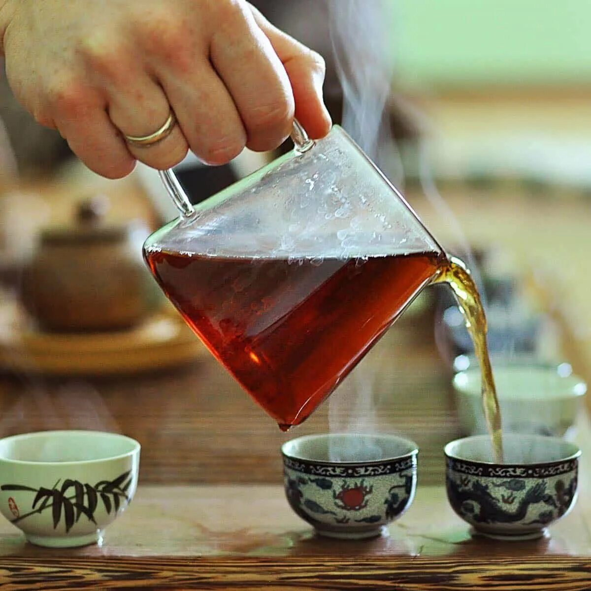 Использованная чайная заварка. Заварка чая. Свежезаваренный чай. Китайский чай. Чай заваривается.