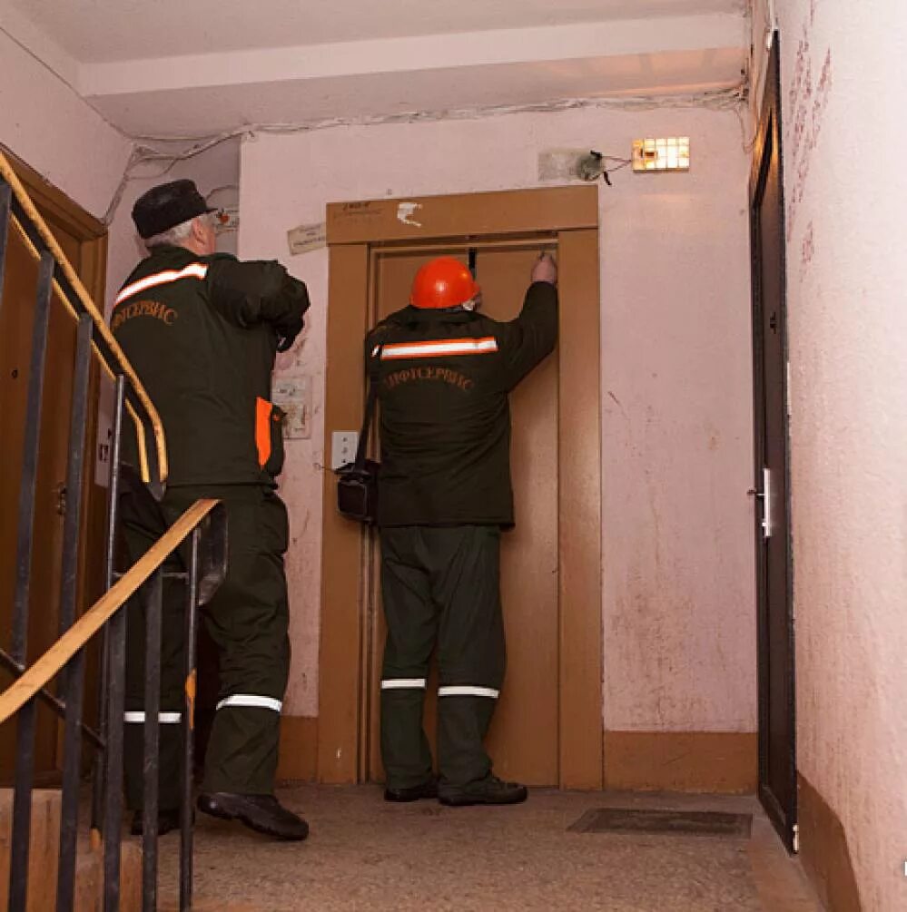 лифт застрял. эвакуация пассажиров лифта. эвакуация пассажиров лифта. необычный лифт. лифт застрял.