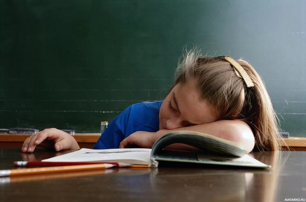Переутомление детей в школе. Грустный ученик. Дети спят в школе
