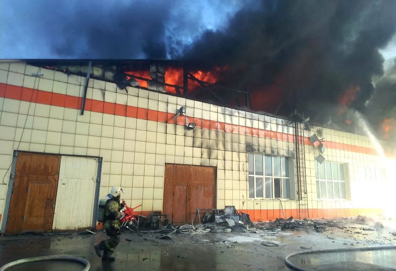 Что горит в тюмени сейчас. Пожар в тц тюмени. галерея вояж тюмень пожар. т.ц пожар тюмень. пожар фото.
