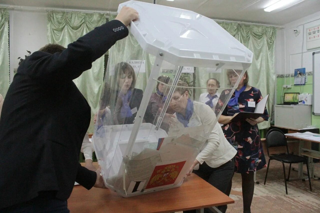 Муниципальные выборы. Ящик для голосования. Урна для голосования. Голосование в муниципалитетах. Голосование выборы.