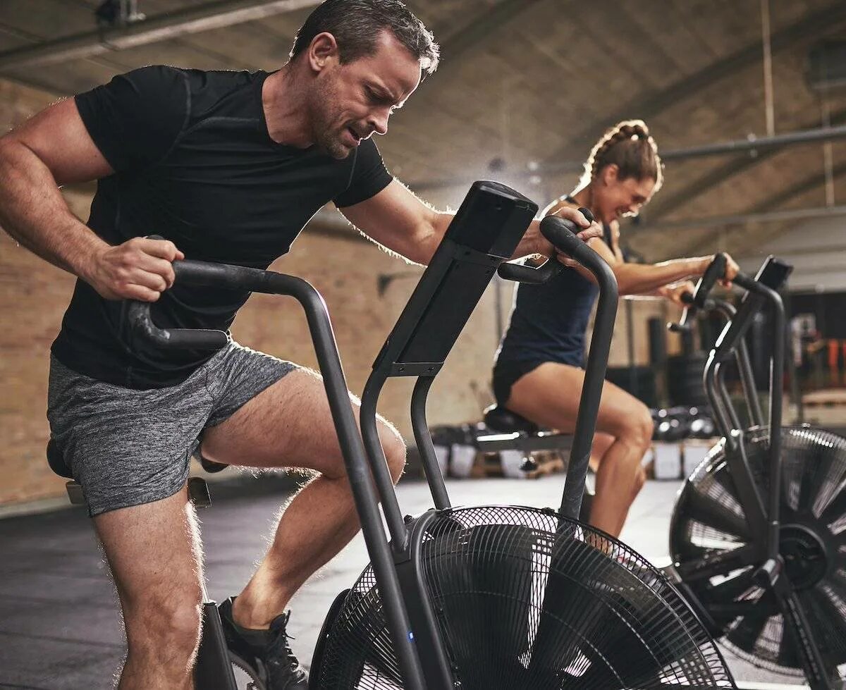 Девушка занимается спортом в зале. Тренировки после работы. Тренировка в тренажерном зале. Девочки в спортзале. Мужчина занимается спортом.