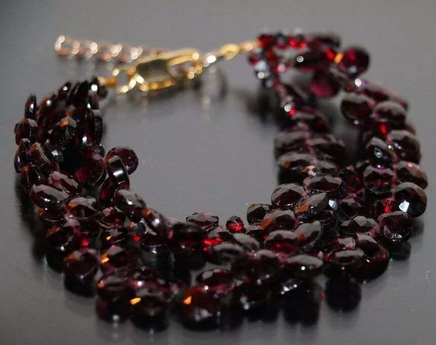 Гранат пироп камень. Камень гранат магические свойства. Гранат пироп камень украшения. Нефрит пироп. Гранат пироп.