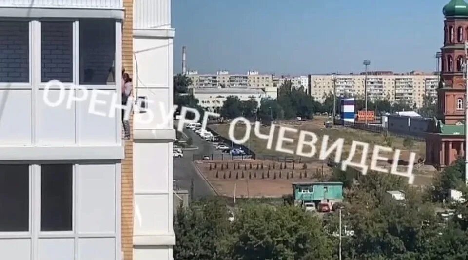 Мужчина и женщина выпали из окна оренбург. Мужчина и женщина выпали из окна оренбург. Оренбургские многоэтажки. Выпала с окна оренбург. Балкон многоэтажки.
