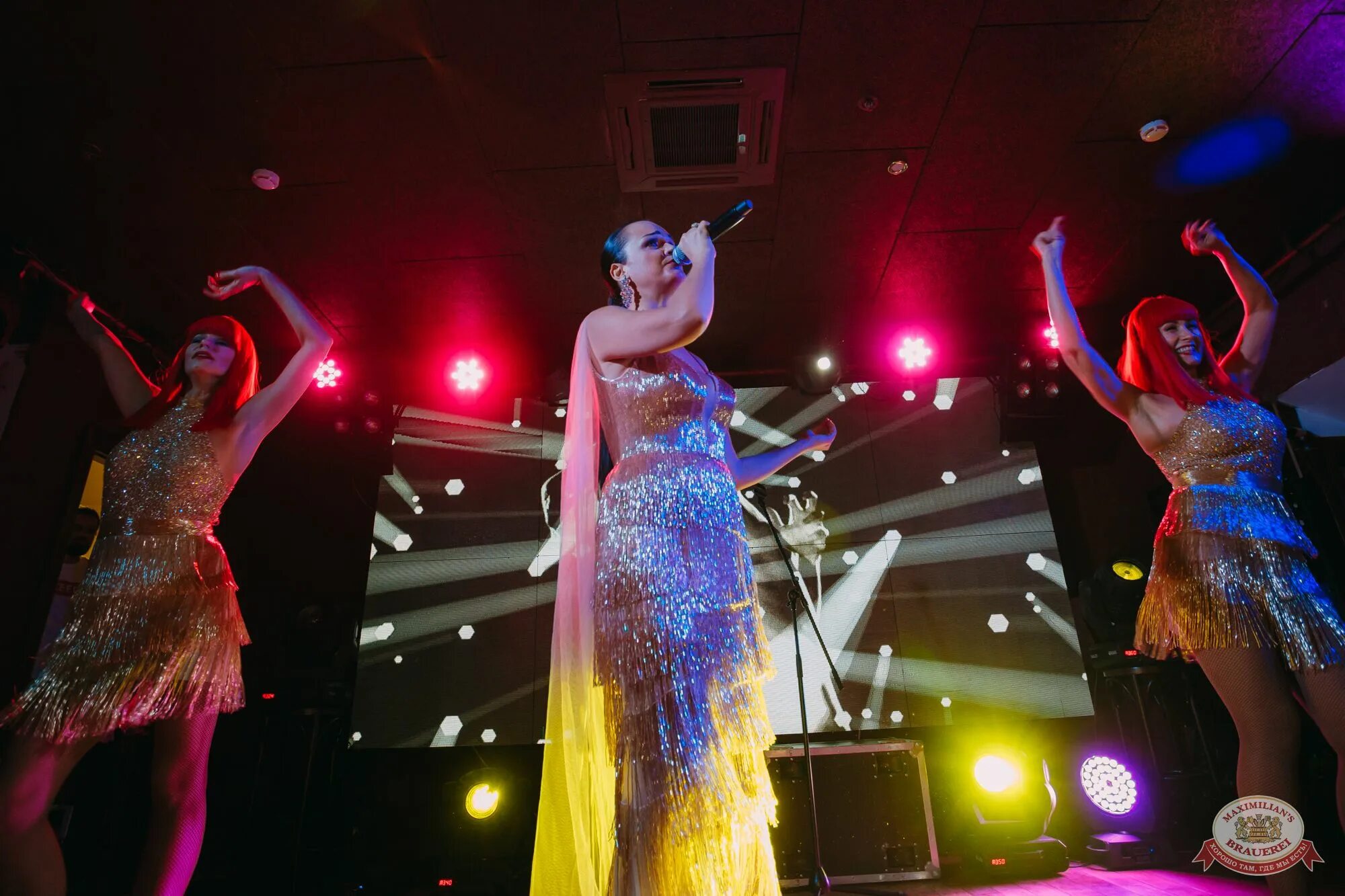 Концерт славы в кремле. Певица слава концерт. Певица слава концерты 2022. Слава певица. Подпевка у славы.