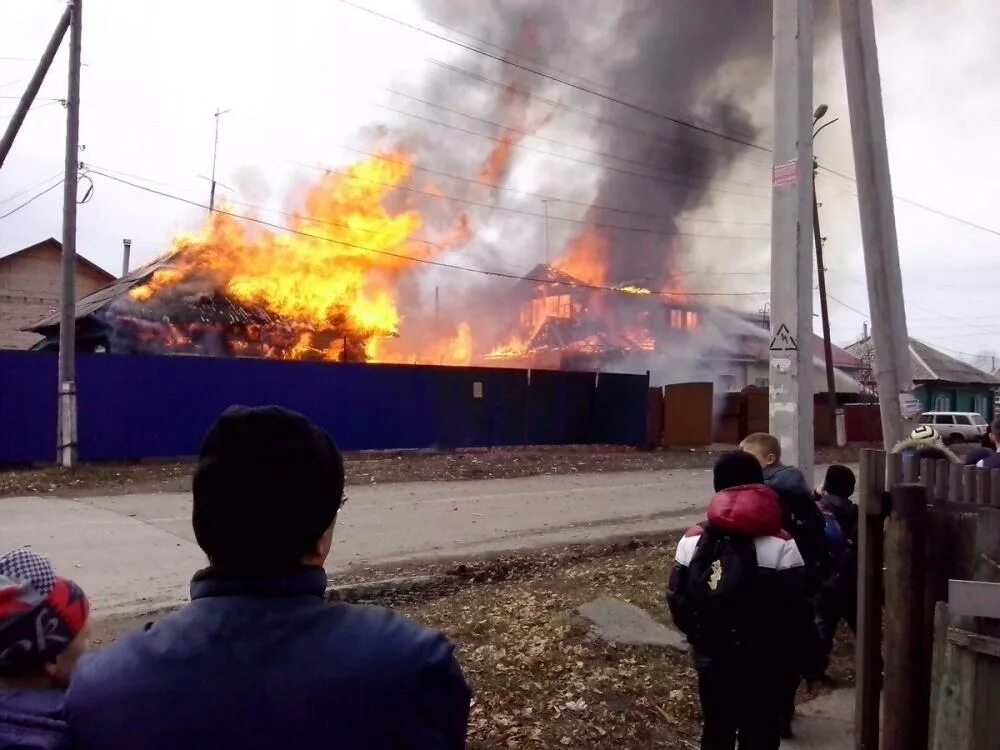 Фото сгоревшего частного дома. Сгорели 3 дома в бердске. Угрешские бани пожар. Бердск горит. Бердск горит.